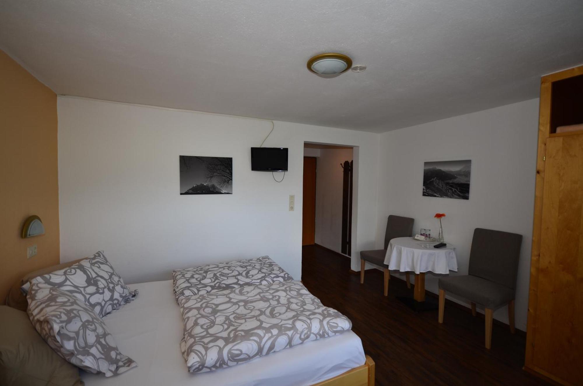 Hotel Haus Bergfrieden Lermoos Habitación foto